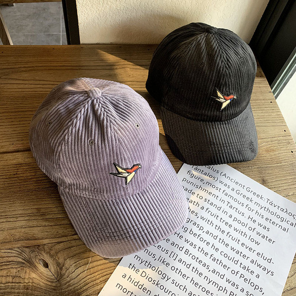 Alkalmi női sapka hímzéssel és napellenzővel