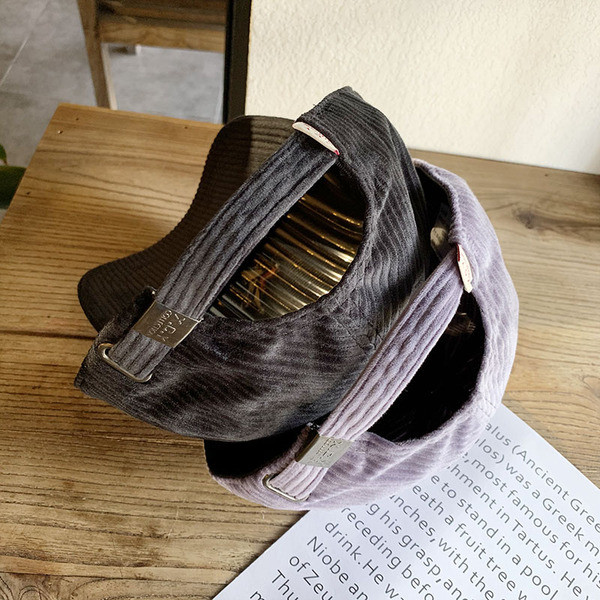 Alkalmi női sapka hímzéssel és napellenzővel