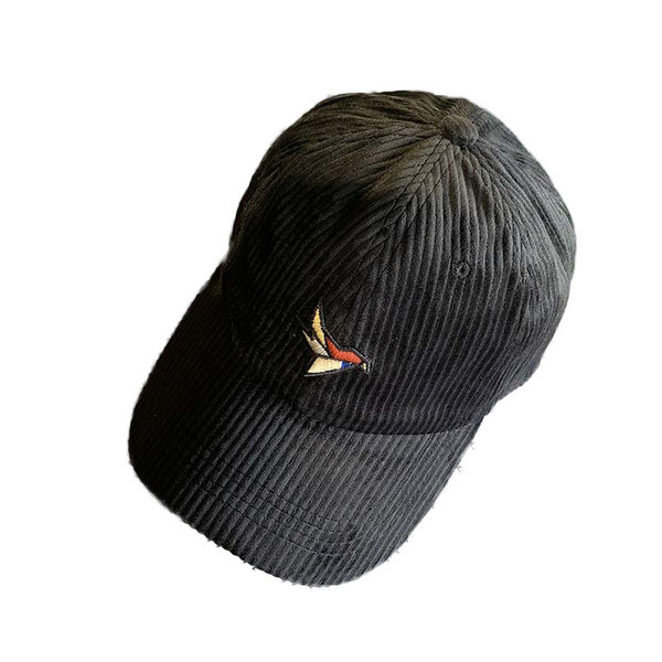 Alkalmi női sapka hímzéssel és napellenzővel