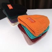 Női alkalmi kötött sapka emblémával