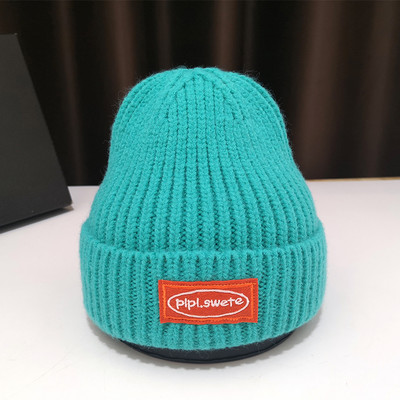 Női alkalmi kötött sapka emblémával