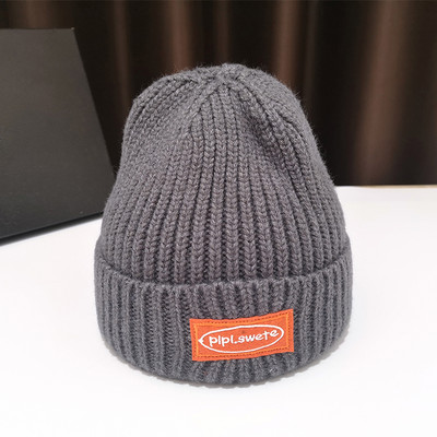 Női alkalmi kötött sapka emblémával