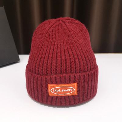 Női alkalmi kötött sapka emblémával