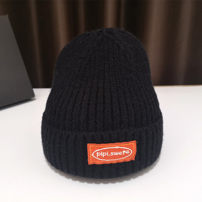 Női alkalmi kötött sapka emblémával