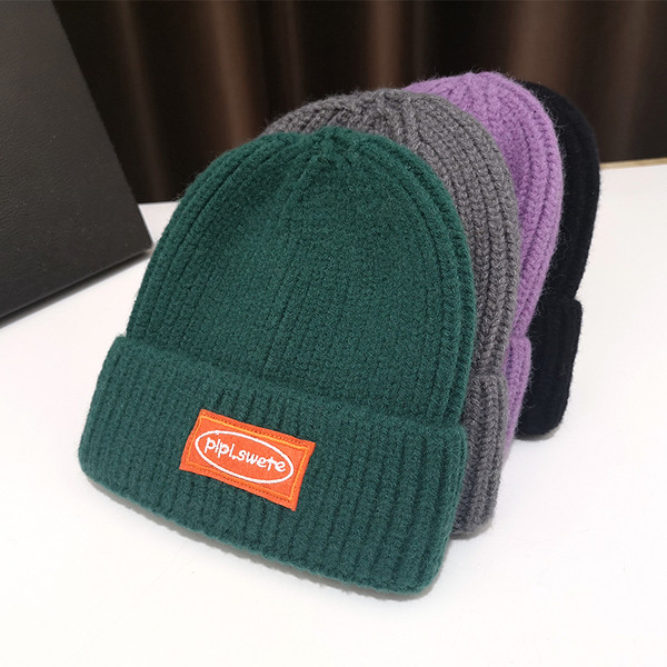 Női alkalmi kötött sapka emblémával