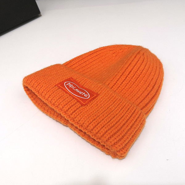 Női alkalmi kötött sapka emblémával