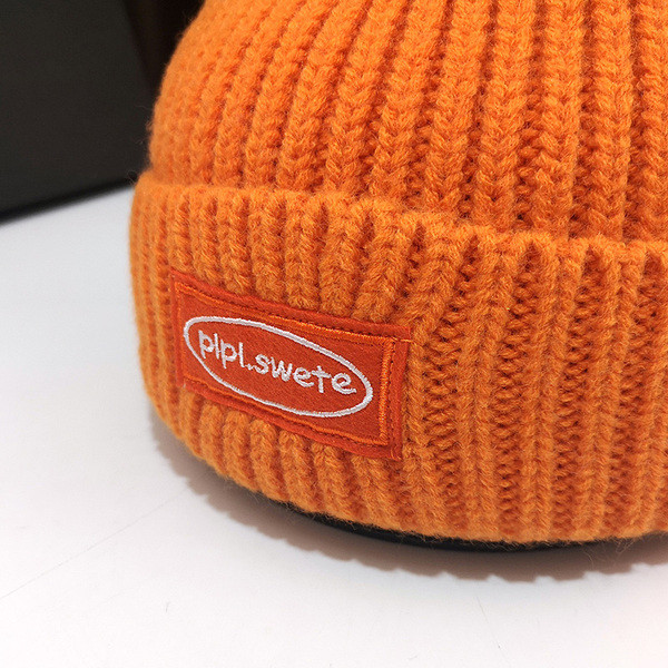 Női alkalmi kötött sapka emblémával