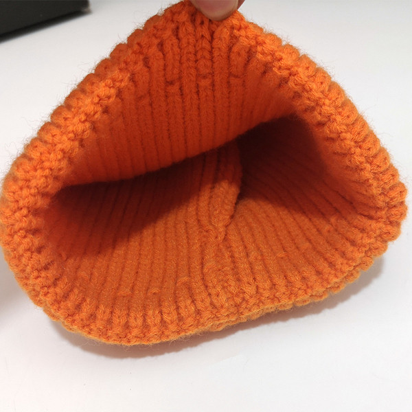 Női alkalmi kötött sapka emblémával