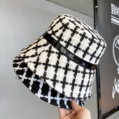 Női kockás sapka fekete-fehér színben