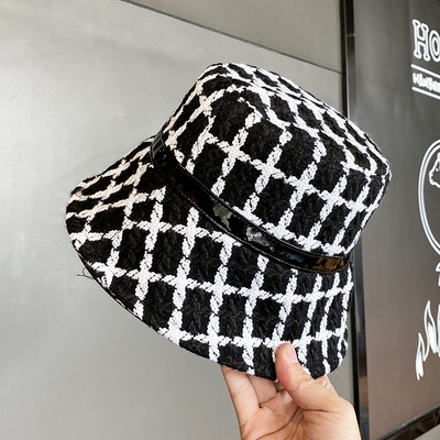 Női kockás sapka fekete-fehér színben