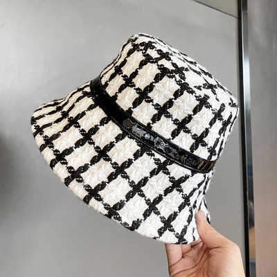 Női kockás sapka fekete-fehér színben