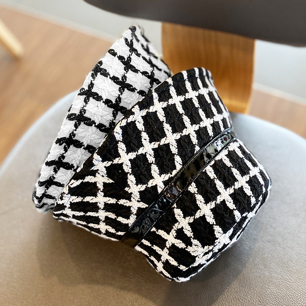 Női kockás sapka fekete-fehér színben