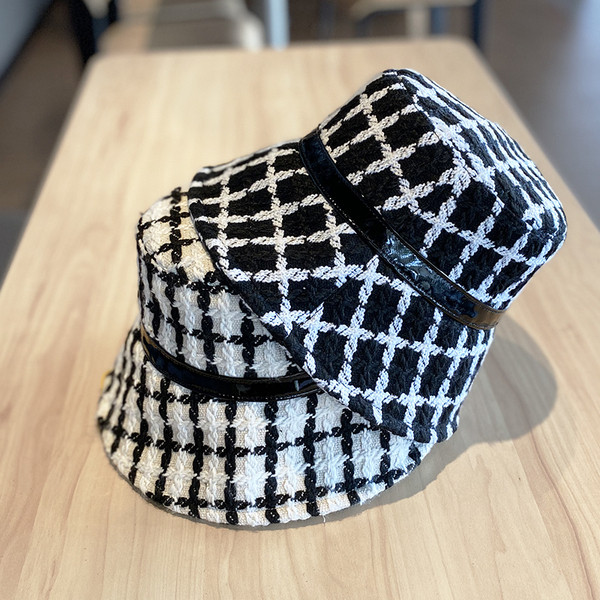 Női kockás sapka fekete-fehér színben