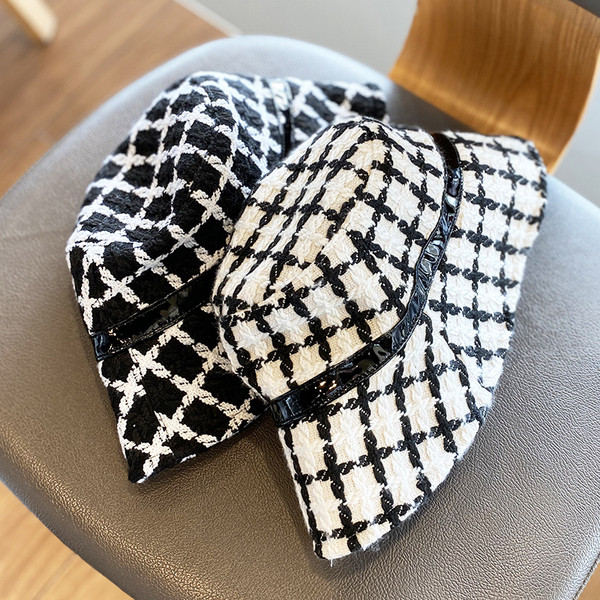Női kockás sapka fekete-fehér színben