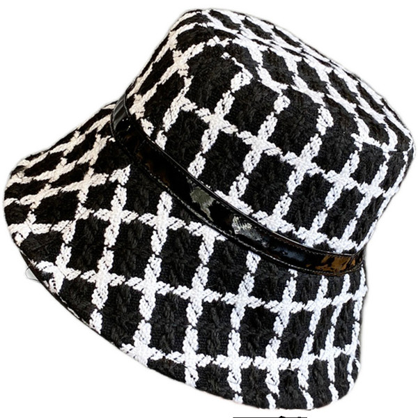 Női kockás sapka fekete-fehér színben