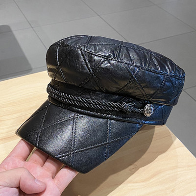 Női bőr sapka napellenzővel és fém elemmel