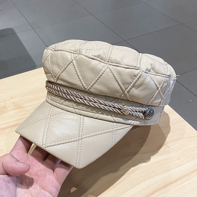 Női bőr sapka napellenzővel és fém elemmel