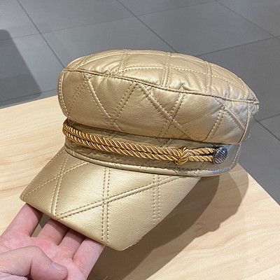 Női bőr sapka napellenzővel és fém elemmel