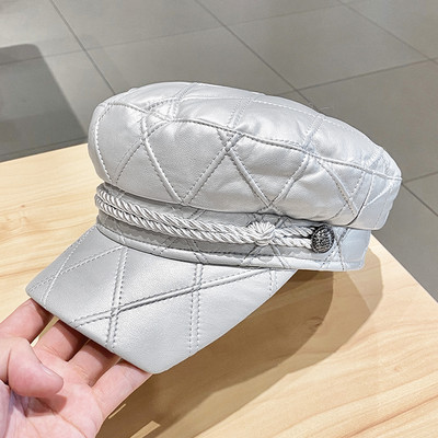 Női bőr sapka napellenzővel és fém elemmel