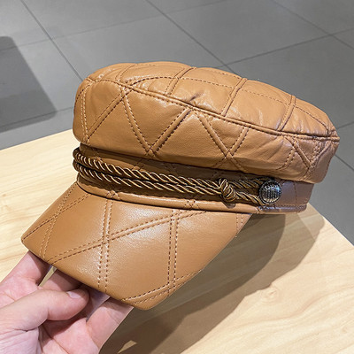 Női bőr sapka napellenzővel és fém elemmel