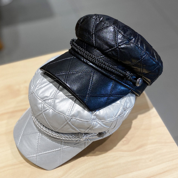 Női bőr sapka napellenzővel és fém elemmel