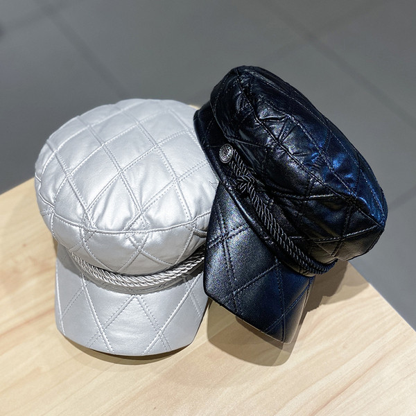 Női bőr sapka napellenzővel és fém elemmel