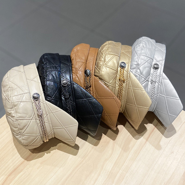 Női bőr sapka napellenzővel és fém elemmel