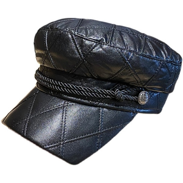 Női bőr sapka napellenzővel és fém elemmel