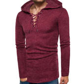 Modern férfi hosszú blúz nyakkendővel és kapucnival