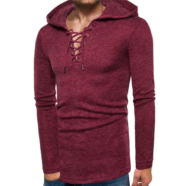 Modern férfi hosszú blúz nyakkendővel és kapucnival