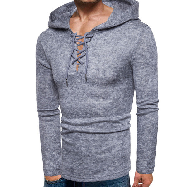 Modern férfi hosszú blúz nyakkendővel és kapucnival