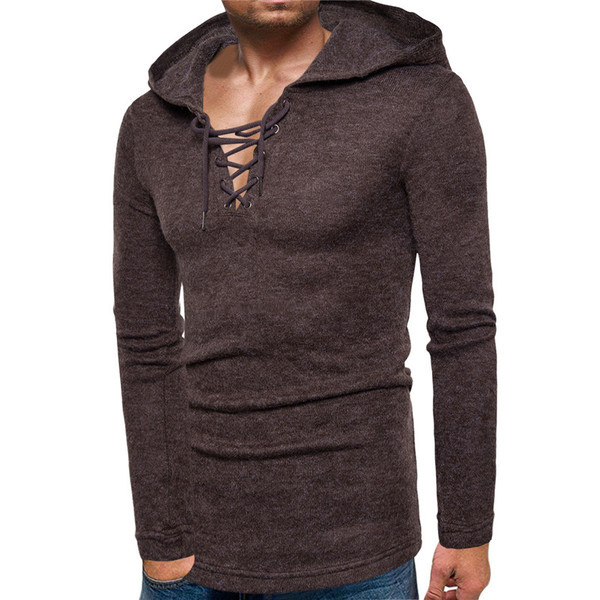 Modern férfi hosszú blúz nyakkendővel és kapucnival