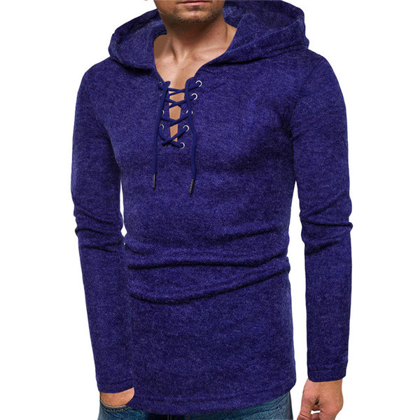 Modern férfi hosszú blúz nyakkendővel és kapucnival