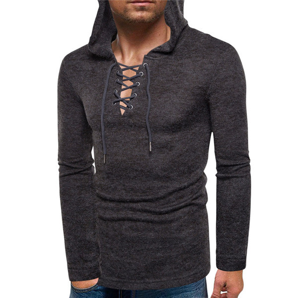 Modern férfi hosszú blúz nyakkendővel és kapucnival