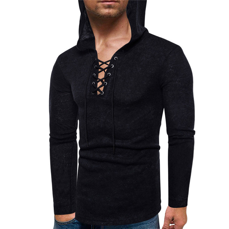 Modern férfi hosszú blúz nyakkendővel és kapucnival