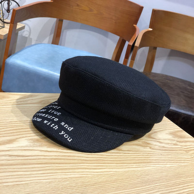 Modern női sapka, a szemellenzőn feliratokkal