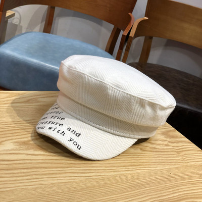 Modern női sapka, a szemellenzőn feliratokkal