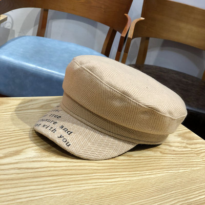 Modern női sapka, a szemellenzőn feliratokkal