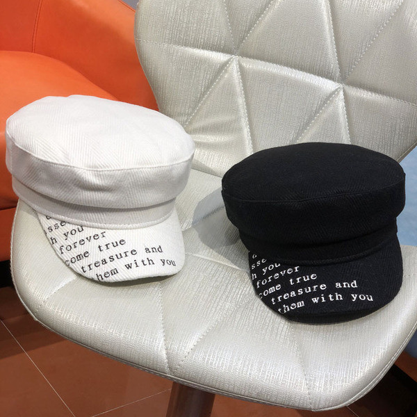 Modern női sapka, a szemellenzőn feliratokkal