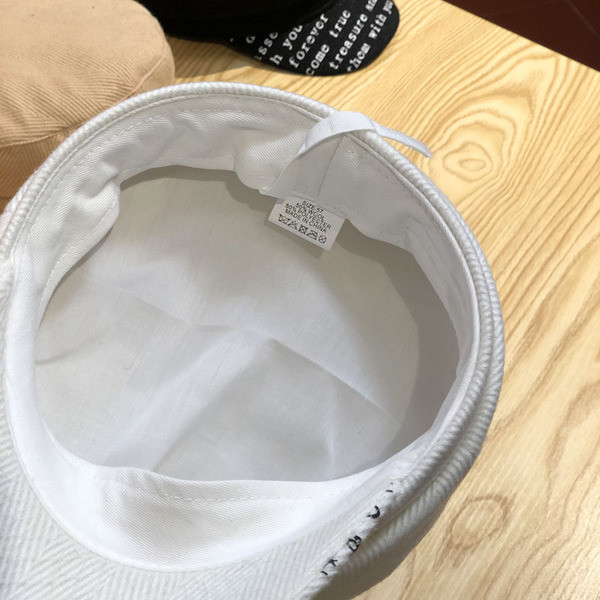 Modern női sapka, a szemellenzőn feliratokkal