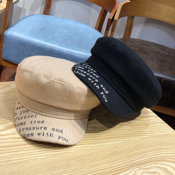 Modern női sapka, a szemellenzőn feliratokkal