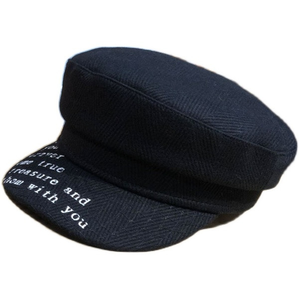 Modern női sapka, a szemellenzőn feliratokkal