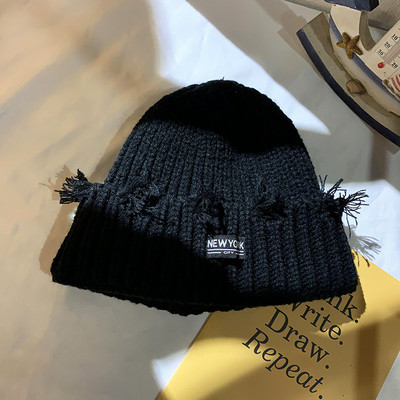 Retro stílusú női kötött sapka emblémával