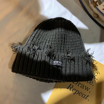 Retro stílusú női kötött sapka emblémával