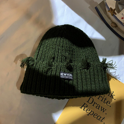 Retro stílusú női kötött sapka emblémával