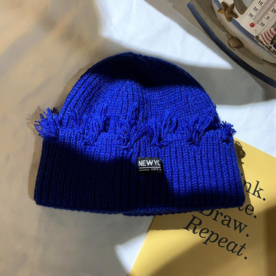 Retro stílusú női kötött sapka emblémával