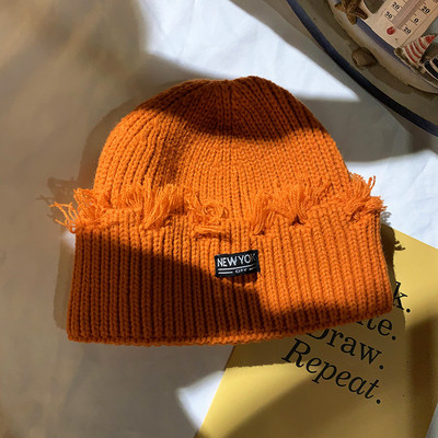 Retro stílusú női kötött sapka emblémával