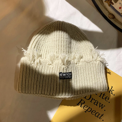 Retro stílusú női kötött sapka emblémával