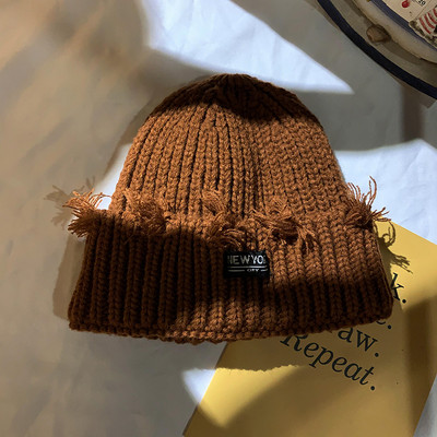 Retro stílusú női kötött sapka emblémával