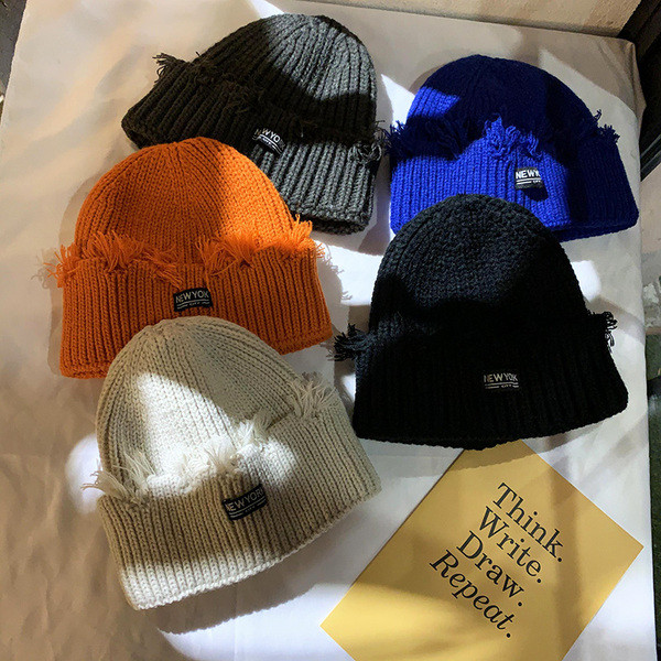 Retro stílusú női kötött sapka emblémával